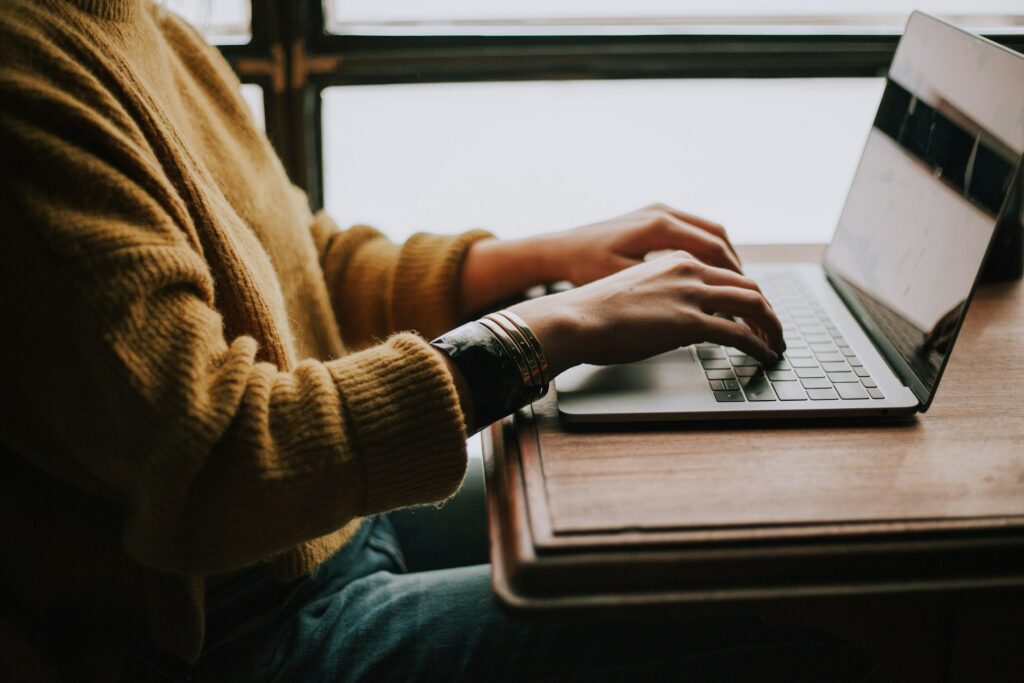 UNA RAGAZZA CHE SCRIVE AL COMPUTER IN UN ATMOSFERA TRANQUILLA E RILASSANTE